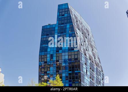 Le bleu est deux bâtiments : le 103 Norfolk Street, plus grand, curieusement cantileved, se trouve sur un terrain de zone commerciale, rejoint le 105 Norfolk Street, quartier résidentiel. Banque D'Images