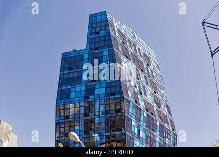 Le bleu est deux bâtiments : le 103 Norfolk Street, plus grand, curieusement cantileved, se trouve sur un terrain de zone commerciale, rejoint le 105 Norfolk Street, quartier résidentiel. Banque D'Images