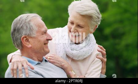 L'amour vaut la peine de s'y accrocher. un heureux couple senior passant une journée romantique dans le parc. Banque D'Images