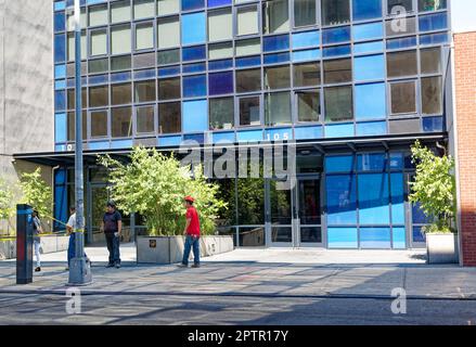 Le bleu est deux bâtiments : le 103 Norfolk Street, plus grand, curieusement cantileved, se trouve sur un terrain de zone commerciale, rejoint le 105 Norfolk Street, quartier résidentiel. Banque D'Images