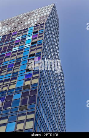 Le bleu est deux bâtiments : le 103 Norfolk Street, plus grand, curieusement cantileved, se trouve sur un terrain de zone commerciale, rejoint le 105 Norfolk Street, quartier résidentiel. Banque D'Images