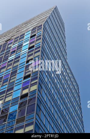 Le bleu est deux bâtiments : le 103 Norfolk Street, plus grand, curieusement cantileved, se trouve sur un terrain de zone commerciale, rejoint le 105 Norfolk Street, quartier résidentiel. Banque D'Images