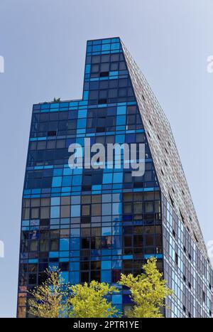 Le bleu est deux bâtiments : le 103 Norfolk Street, plus grand, curieusement cantileved, se trouve sur un terrain de zone commerciale, rejoint le 105 Norfolk Street, quartier résidentiel. Banque D'Images