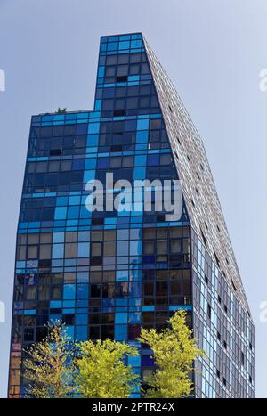 Le bleu est deux bâtiments : le 103 Norfolk Street, plus grand, curieusement cantileved, se trouve sur un terrain de zone commerciale, rejoint le 105 Norfolk Street, quartier résidentiel. Banque D'Images