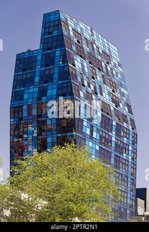 Le bleu est deux bâtiments : le 103 Norfolk Street, plus grand, curieusement cantileved, se trouve sur un terrain de zone commerciale, rejoint le 105 Norfolk Street, quartier résidentiel. Banque D'Images