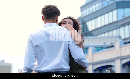 Portrait en gros plan de jeunes couples heureux amoureux célébrant la danse d'anniversaire sur le toit de la ville. Joyeux et élégant couple petit ami et petite amie Banque D'Images