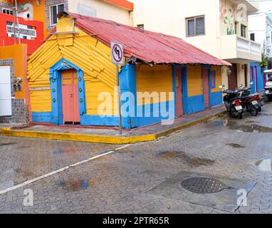 Bâtiment traditionnel en bois coloré, Isla Mujeres, Côte des Caraïbes, Cancun, Quintana Roo, Mexique Banque D'Images