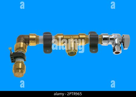 Fragment de connexion du robinet au système de plomberie isolé sur fond bleu Banque D'Images