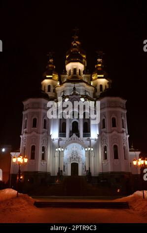 Église de la Sainte d'Myrrh-Bearers le miroir d'eau. Kharkiv. L'Ukraine. Photo détaillée de l'église avec des dômes dorés et décors de secours dans la nuit Banque D'Images