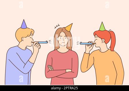 Les gens joyeux sifflent dans les sifflets félicitent la fille malheureuse avec l'anniversaire. Contrarié femme en colère dans le chapeau d'anniversaire angoissée avec des amis saluant elle. Vecteur Banque D'Images