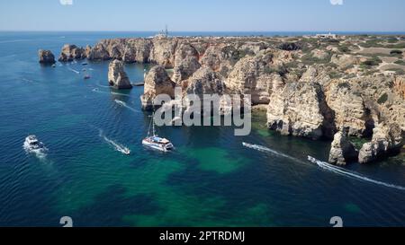 Vue aérienne par drone des bateaux et des kayaks dans l'océan Atlantique. Voyage et aventure. Vie nomade. Couleurs éclatantes. Belle couleur bleue de l'océan. Banque D'Images