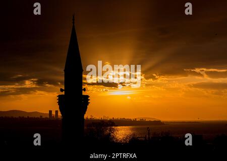 Mosquée Sultanahmet, détail du minaret de la mosquée bleue au coucher du soleil, Istanbul. Banque D'Images