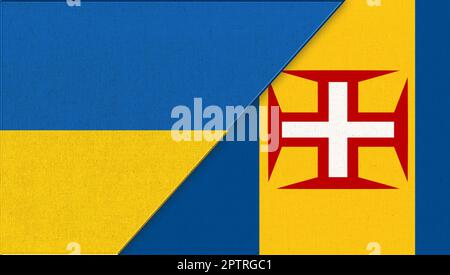 Drapeau de l'Ukraine et de Madère. Drapeaux ukrainiens et de Madère sur la surface du tissu. Deux drapeaux ensemble - texture de tissu. Symboles nationaux de l'Ukraine et de Madeir Banque D'Images