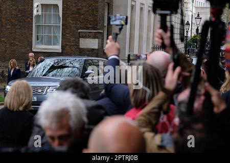 Londres, Royaume-Uni. 27th avril 2023. Giorgia Meloni, le Premier ministre italien, visite Rishi Sunak au numéro 10 Downing Street tandis que les manifestants du groupe extérieur "Stand up to racisme" appellent son fasciste et appellent les politiques italiennes et britanniques sur les réfugiés. Credit: João Daniel Pereira/Alay Live News Banque D'Images