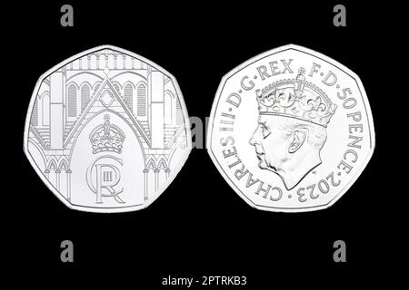 Pièce de 2023 50 pence avec le roi Charles III portant une couronne pour son couronnement le 6th mai 2023 Banque D'Images