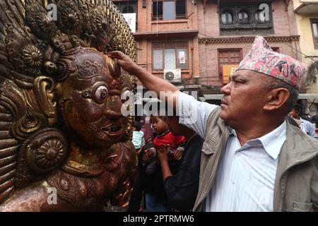 Katmandou, ne, Népal. 28th avril 2023. Les dévotés hindous adorent le char de Rato Machindranath, connu sous le nom de God of Rain, lors du festival culturel annuel de Rato Machhindra Jatra, sur la place Patan Durbar, à Katmandou, au Népal, sur 28 avril 2023. (Credit image: © Aryan Dhimal/ZUMA Press Wire) USAGE ÉDITORIAL SEULEMENT! Non destiné À un usage commercial ! Banque D'Images