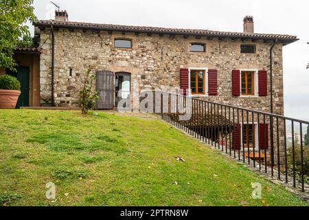 Maison sur les collines de Fagagagagagna, Friuli Venezia Giulia, Italie Banque D'Images