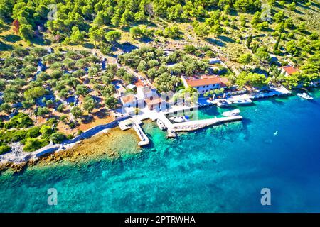 L'île de Katina mer étroit passage dans le parc national des îles Kornati, archipel de Kvarner, Croatie Banque D'Images