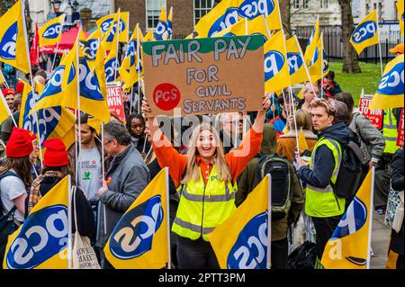 Londres, Royaume-Uni. 28th avril 2023. Un rassemblement du PCS Union à Whitehall (en face de Downing Street et du Cabinet Office) pendant que les membres frappent dans tout le pays. Ils exigent la fin des bas salaires (face à la crise du coût de la vie) et l'amélioration des conditions de travail entre beaucoup d'autres questions dans des ministères spécifiques. Crédit : Guy Bell/Alay Live News Banque D'Images