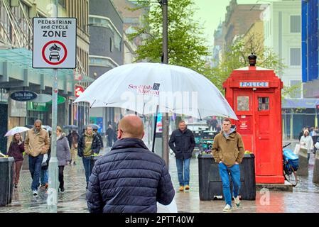 Glasgow, Écosse, Royaume-Uni 28th , avril 2023. Météo au Royaume-Uni : pluie dans la rue sauchiehall de style urbain. Crédit Gerard Ferry/Alay Live News Banque D'Images