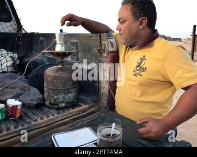 Mauritanie, chemin de fer, Ben Amira, homme prépare le café Banque D'Images