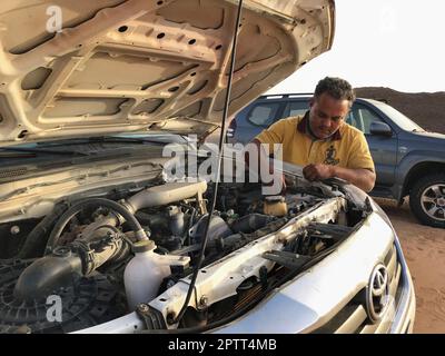 Mauritanie, chemin de fer, Ben Amira, homme fait l'entretien de sa voiture Banque D'Images