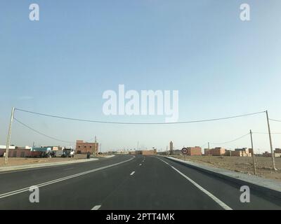 Maroc, environs de Laayoune, autoroute Banque D'Images