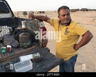 Mauritanie, chemin de fer, Ben Amira, homme prépare le café Banque D'Images