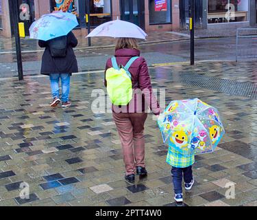 Glasgow, Écosse, Royaume-Uni 28th , avril 2023. Météo au Royaume-Uni : pluie dans la rue sauchiehall de style urbain. Crédit Gerard Ferry/Alay Live News Banque D'Images