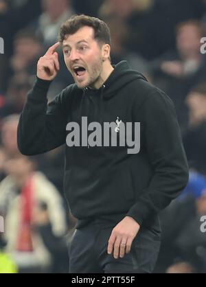 Ryan Mason, entraîneur en chef de Tottenham Hotspur, pendant le match de football de la Premier League anglaise entre Tottenham Hotspur et Manchester United à to Banque D'Images