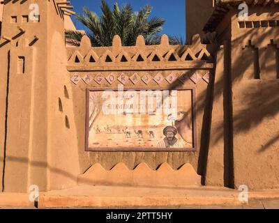 Maroc, Zagora, Maroc, Zagora, peint panneau à Zagora, Maroc montrant le chemin vers Tombouctou et le temps nécessaire pour l'atteindre à dos de chameau Banque D'Images