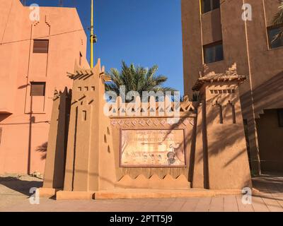 Maroc, Zagora, Maroc, Zagora, peint panneau à Zagora, Maroc montrant le chemin vers Tombouctou et le temps nécessaire pour l'atteindre à dos de chameau Banque D'Images