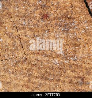 Gros plan d'une pierre fissurée et d'une brique rouge. Un fond texturé de bois de chipwood, de craquage de la terre, de minéraux sédimentaires ou de carreaux avec copyspace. Sous-sol g Banque D'Images