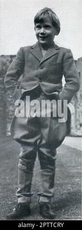 Photographie à la presse du prince Richard de Gloucester (7 ans) en 1951 au château de Barnwell, demeure du duc de Gloucestershire à Northamptonshire, au Royaume-Uni Il est maintenant le duc de Gloucester. Le duc de Gloucester est le descendant de la lignée masculine la plus âgée de la reine Victoria et de son mari Albert, Prince Consort. Il a été le premier cousin de la reine Elizabeth II et le premier cousin a été enlevé à ses enfants, le prince Charles, la princesse Anne, le prince Andrew et le prince Edward. Banque D'Images