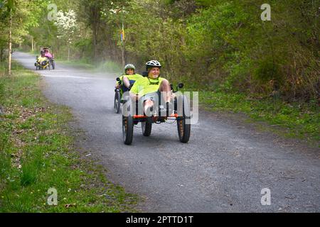 Un homme qui fait du vélo sur un tricycle allongé le long de la piste du Creeper de Virginie à Abingdon, en Virginie. Banque D'Images