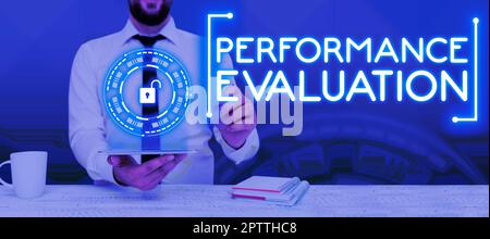 Rédaction affichant le texte évaluation du rendement, mot écrit sur le développement et le plan d'action d'un autre Banque D'Images