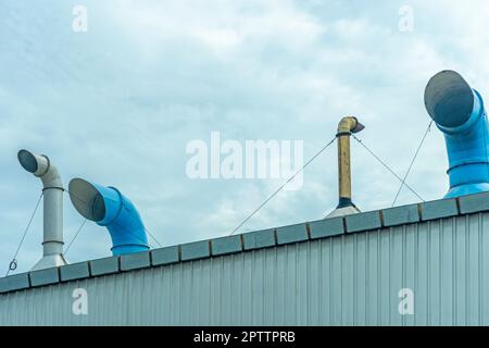 Plusieurs évents d'aération sont situés à côté du bâtiment. Banque D'Images