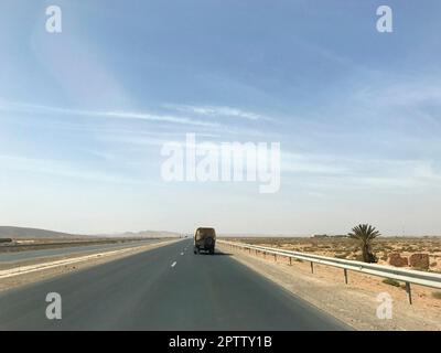 Maroc, environs de Laayoune, autoroute Banque D'Images