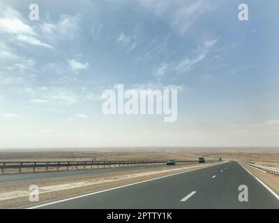 Maroc, environs de Laayoune, autoroute Banque D'Images