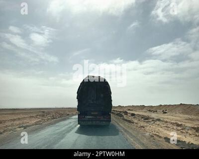 Maroc, environs de Laayoune, autoroute Banque D'Images