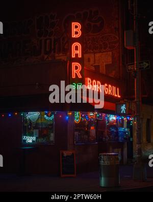 Le salon Parkside affiche des néons la nuit, dans le Lower East Side, Manhattan, New York Banque D'Images