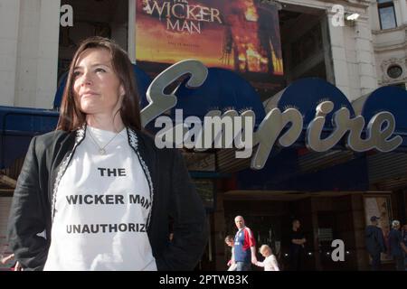 Claudia Shaffer, fille du scénariste Wickerman Anthony Shaffer, montre son désaveu de la refabrication non autorisée du film culte de son père, avec Nicolas cage à Londres. Banque D'Images