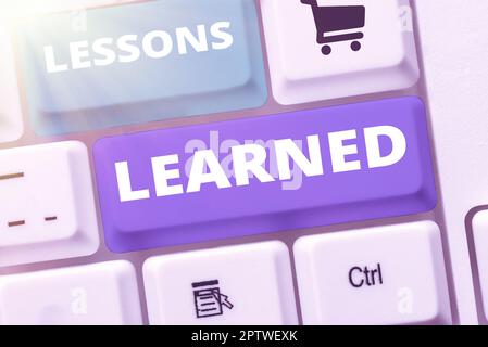 Texte d'écriture leçons apprises, Word pour promouvoir partager et utiliser les connaissances issues de l'expérience Banque D'Images