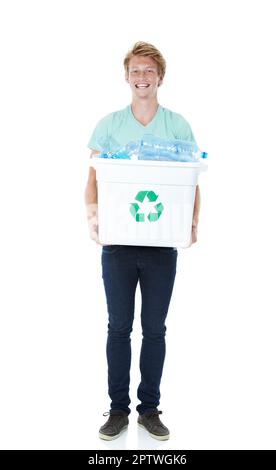 Rien ne doit être gaspillent. Un jeune homme heureux à tête rouge tenant un bac de recyclage rempli de bouteilles en plastique vides Banque D'Images