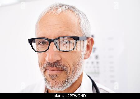 Parlez-moi de la vue. Portrait en gros plan d'un optométriste mâle mature portant des lunettes à rebord épais Banque D'Images