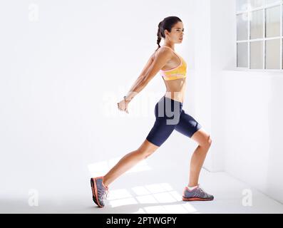 Faire de la sueur. Photo en studio d'une jeune femme attirante qui s'y forme Banque D'Images