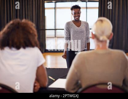 Shes attendait ce moment. une danseuse debout devant les juges pendant une audition de danse Banque D'Images