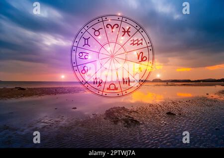 Les signes du zodiaque à l'intérieur du cercle de l'horoscope. L'astrologie dans le ciel avec beaucoup d'étoiles et de lunes et les horoscopes astrologie concept Banque D'Images