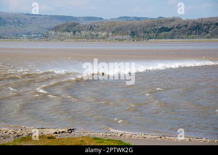 La marée d'Arnside a été le long de l'estuaire du Kent à Arnside, Milnthorpe, Cumbria, Royaume-Uni. Banque D'Images