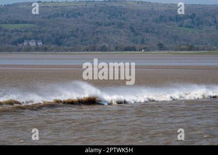 La marée d'Arnside a été le long de l'estuaire du Kent à Arnside, Milnthorpe, Cumbria, Royaume-Uni. Banque D'Images